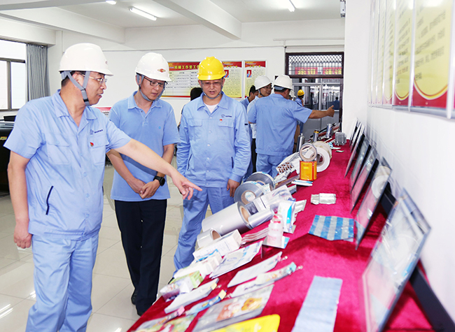 省交行黨委委員、副行長(zhǎng)單繼東等省市交行領(lǐng)導(dǎo)到萬(wàn)基控股集團(tuán)調(diào)研