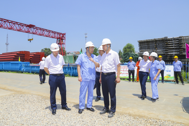 光大銀行洛陽分行行長苗長海、副行長夏冰等一行到萬基控股集團(tuán)調(diào)研