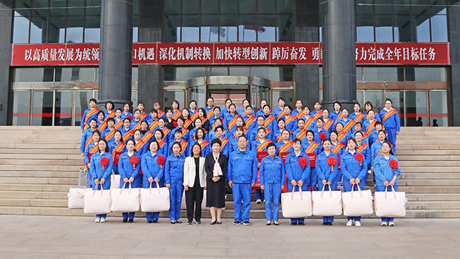 萬基控股集團(tuán)舉行“三八”國(guó)際婦女節(jié)表彰大會(huì)