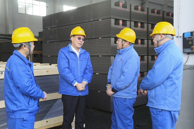 黨委書記、董事長黃小寧春節(jié)前到生產(chǎn)一線慰問