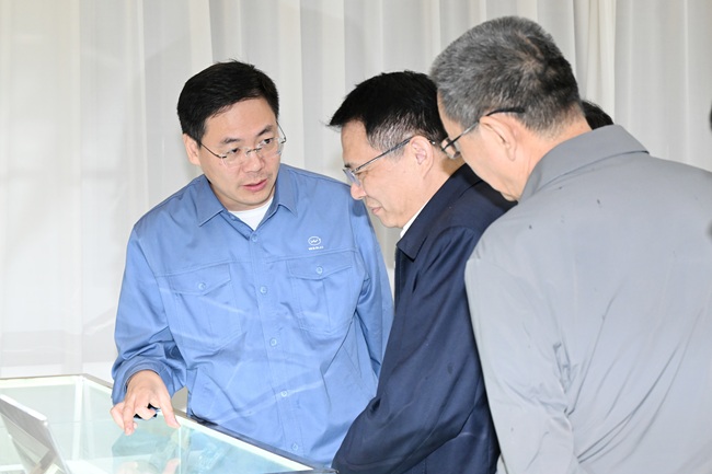 新疆生產(chǎn)建設(shè)兵團(tuán)黨委副秘書長(zhǎng)、副團(tuán)長(zhǎng)毛知兵一行到萬基控股集團(tuán)調(diào)研