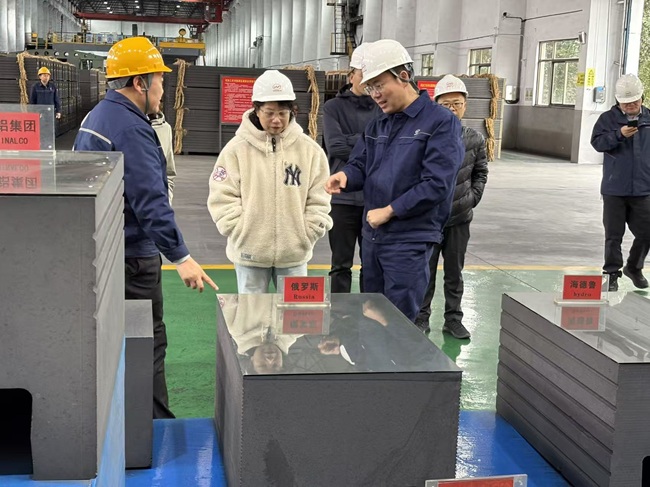 河南省國(guó)有資本運(yùn)營(yíng)集團(tuán)副總經(jīng)理張華一行到萬(wàn)基控股集團(tuán)調(diào)研