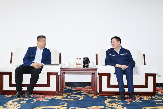 交通銀行洛陽分行黨委書記、行長(zhǎng)齊延兵到萬基控股集團(tuán)調(diào)研