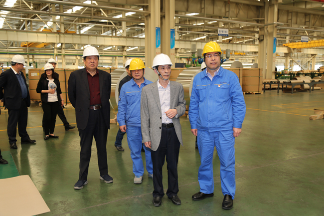 江陰市政協主席費曉忠率多家企業(yè)到萬基控股參觀考察