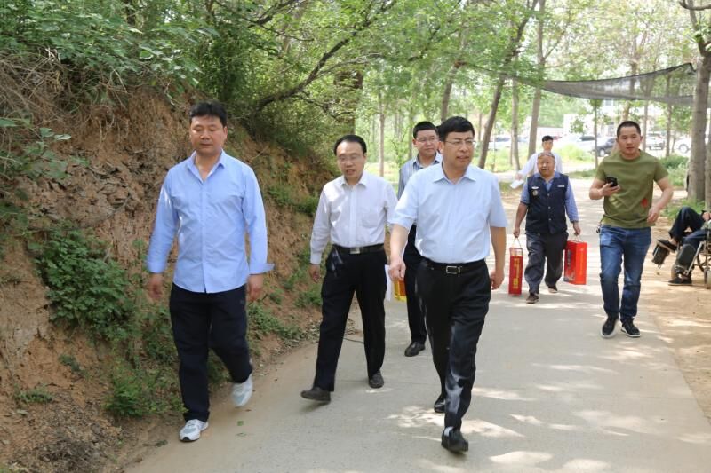 萬(wàn)基控股集團(tuán)董事長(zhǎng)李躍民等領(lǐng)導(dǎo)深入對(duì)口貧困鄉(xiāng)村開展扶貧工作