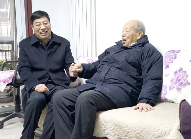 集團公司領(lǐng)導節(jié)前走訪慰問